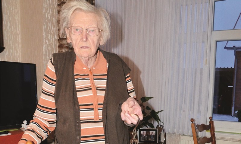Letzte Posthalterin auf dem “Dreiershof”: Die 91-jährige Marianne Kappenberg mit der Hand-Paketwaage von ihrem Vater (siehe auch Bild rechts).Fotos: Roland Ehlers