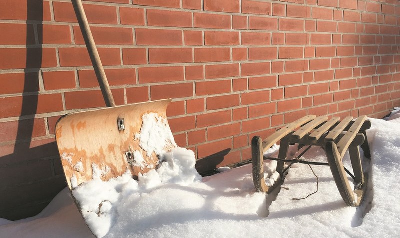 Beliebte Gerätschaften in den vergangenen Tagen: Schneeschieber und Schlitten kamen endlich mal wieder im Einsatz.Foto: Weber