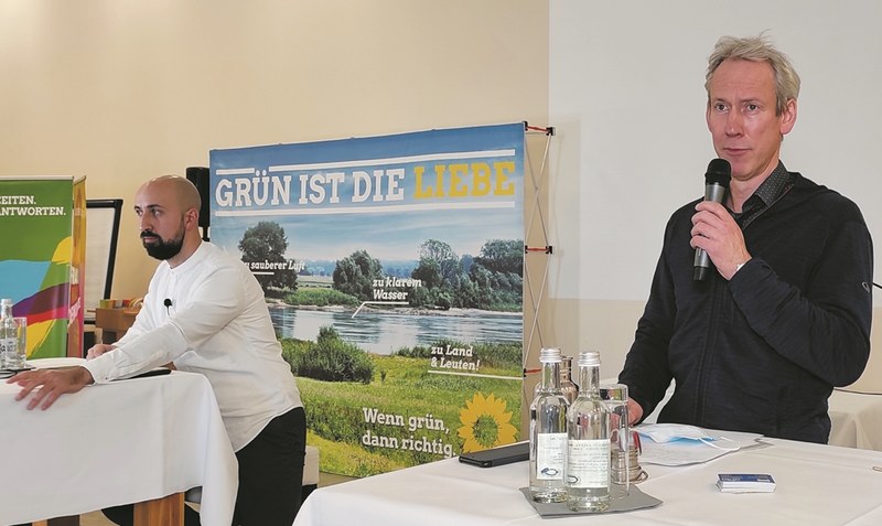 Michael Kopatz (rechts), Kommunalpolitiker in Osnabrück, Umweltwissenschaftler und Autor, trat gegen den 26-jährigen Faruk Maulawy bei der Wahl zum Bundestagskandidaten an. Foto: Scheele
