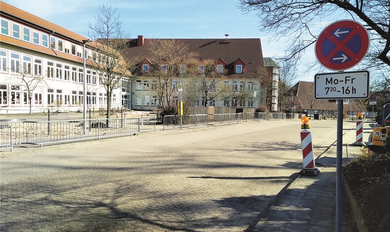 Ein Teilstück der Straße Schlüterberg an der Bad Fallingbosteler Grundschule soll in Richtung Nordwesten Einbahnstraße werden. Foto: Herrmann