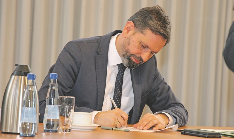 Wichtige Unterschrift: Niedersachsens Umweltminister Olaf Lies (SPD) unterschreibt in Munster eine Vereinbarung mit dem Heidekreis zur Sanierung der Dethlinger Teiche. Foto: Eickholt