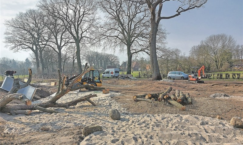 Noch arbeiten Firmen an der Fertigstellung des Spielgeländes in Buchholz. Erst nach Freigabe durch die Gemeinde darf das Areal genutzt werden. Foto: Gehrs