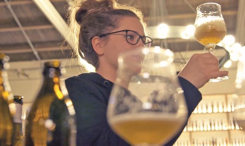 Zu Doreens Aufgaben gehört auch das Verkosten von Bier. Schmeckt das neue Gewürz? Welche Konsistenz hat der Schaum? Sie ist eine Expertin und eine der wenigen Frauen in ihrer Branche als Braumeisterin. Foto: ZDF/Florian Stege