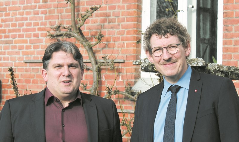 Frank Doods, Staatssekretär im Niedersächsischen Umweltministerium, bei einem Besuch auf Hof Möhr mit dem Akademiedirektor Dr. Eick von Ruschkowski (links). Foto: NNA