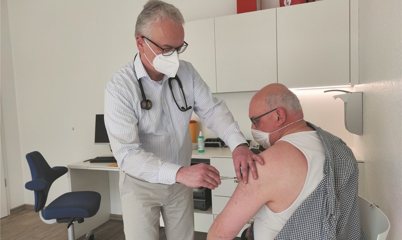 Reinhard Schmuck bekommt von Dr. Jens Schlake seine Erstimpfung. Foto: Scheele