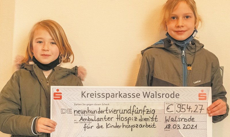 Großes Engagement: Louiza Haustein und Emma Friedrichs (von links) haben gemeinsam eine Spendenaktion gestartet und dabei mehr als 950 Euro für den Ambulanten Hospizdienst in Walsrode gesammelt. Foto: privat