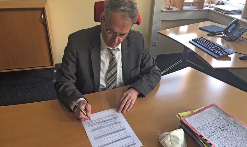Landrat Manfred Ostermann bei der Unterzeichnung zur Amtshilfe. Foto: Landkreis Heidekreis