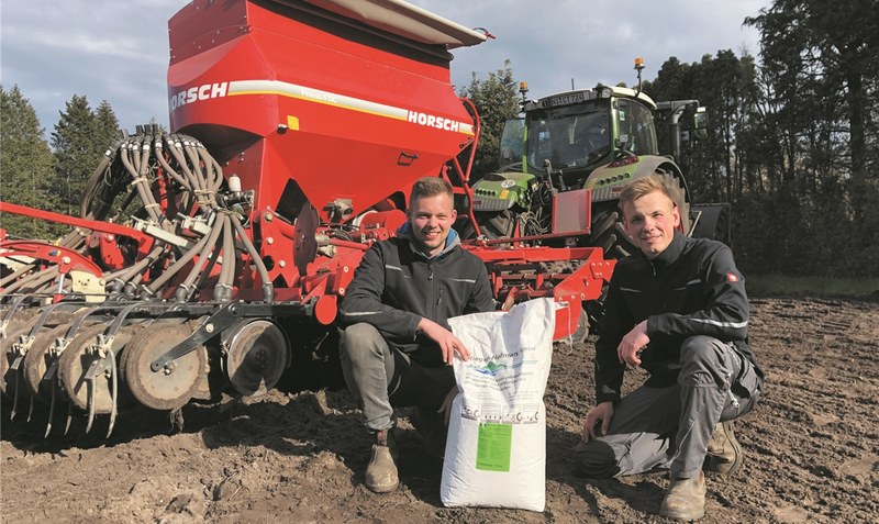 Felix Schulze-Varnholt und Christoph Thieße (von links) haben zusammen mit Lara Boye das Start-up gegründet: Die drei wollen regionalen Artenschutz betreiben, deshalb kommt auch die Saat für die Felder aus Norddeutschland. Foto: Scheele