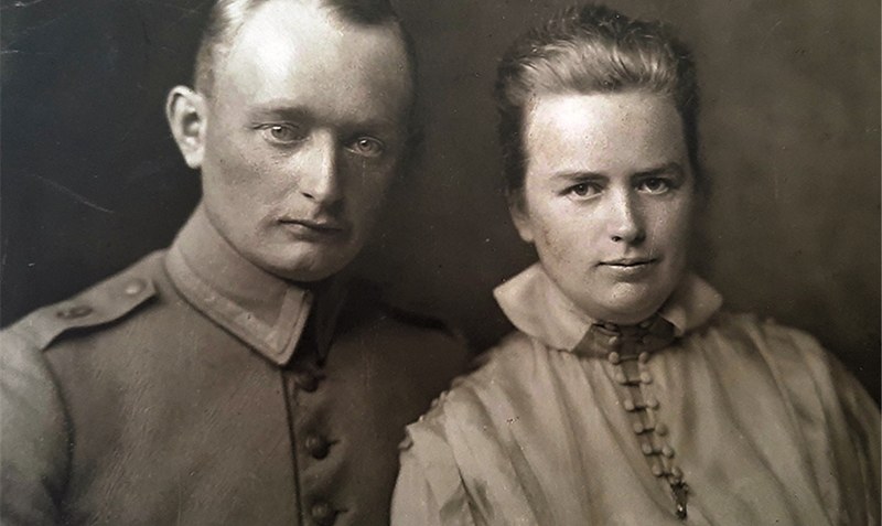 Das Bild zeigt rechts Anna Kannengießer, die letzte Gutsbesitzerin des Cordinger Mühlenhofs. Foto: Forum