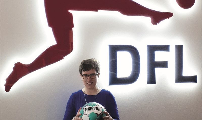 Riesig prangt das bekannte Logo der Deutschen Fußball Liga in der Zentrale in Frankfurt über dem Kopf von Tizia Lietz, die dort seit einigen Jahren ihre Arbeit im Herzen des Profifußballs als absoluten Glücksfall genießt. Fotos: privat