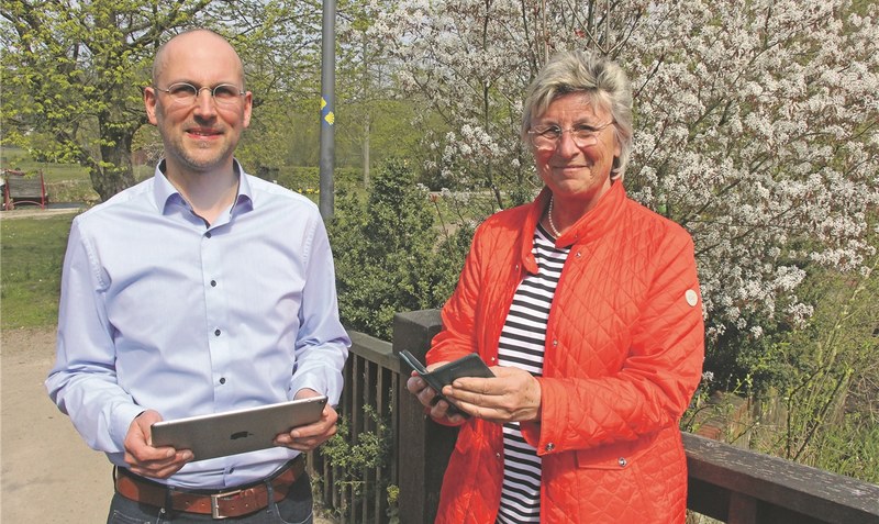 Startschuss: IT-Leiter Jörg Bansemir und Bürgermeisterin Karin Thorey gehen mit mobilen Endgeräten im Kurpark der Kreisstadt über das WLAN-Netz online.