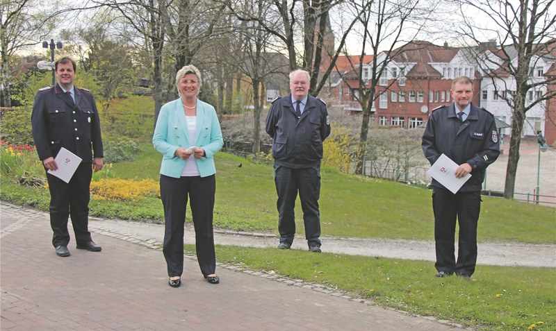 Offizielle Ernennung: Martin zum Hofe, Bürgermeisterin Karin Thorey, Stadtbrandmeister Andreas Schulenburg, Stefan Radloff (von links). Foto: Eickholt