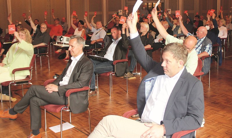Einstimmiges Votum: Alle Anwesenden stimmten für die Unterstützung von Jens Grote (vorne, Mitte) als Landratskandidaten.Fotos: Hillmann