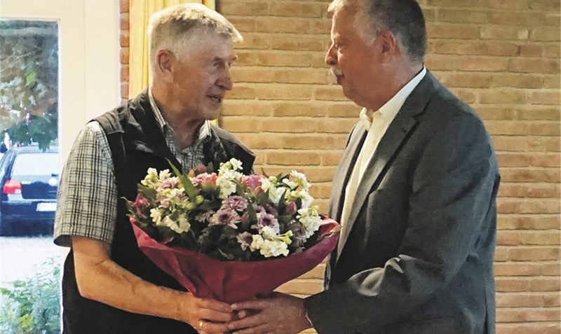 Seit 50 Jahren Mitglied: Rudi Kirsch verpasst kaum eine Versammlung. Wolfgang Börner ehrte ihn nun für seine langjährige Treue. Foto: Brunhilde Hamann