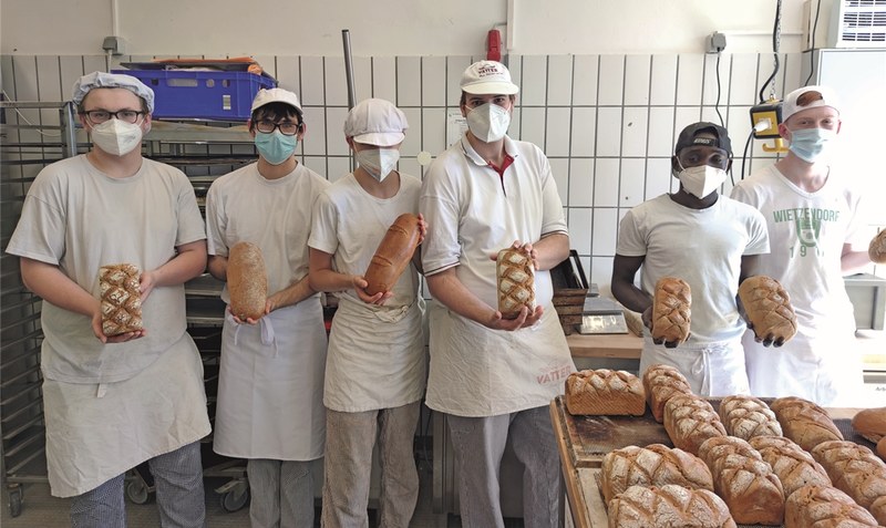 Rezeptblog mit Frankreich ausgetauscht: Auszubildende aus dem zweiten Jahr dokumentierten die Herstellung für Roggenmischbrot für die Auszubildenden aus Perpignan. Foto: BBS