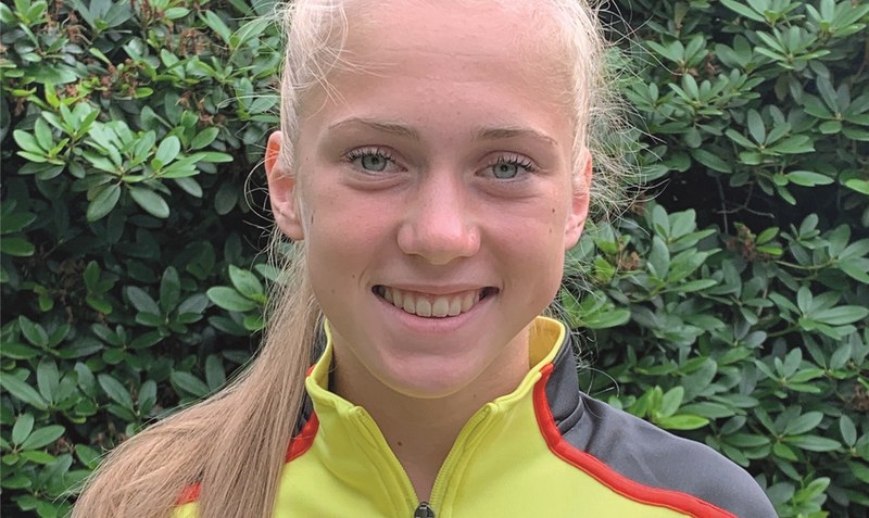 Per Post wurde Ronja Funck kurzfristig noch die Ausrüstung der deutschen Leichtathletik-Nationalmannschaft für die U20-Europameisterschaft zugestellt. Die 16-jährige Sportlerin des TVJ Walsrode startet Donnerstag im 3000 Meter Hindernislauf. Foto: Privat