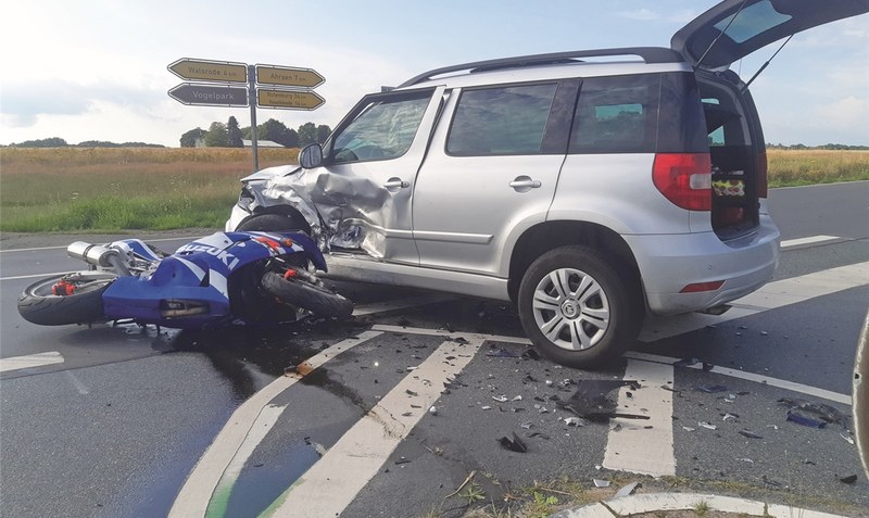 Kollision: Der Motorradfahrer überlebte den schweren Unfall nicht. Foto: Hillmann