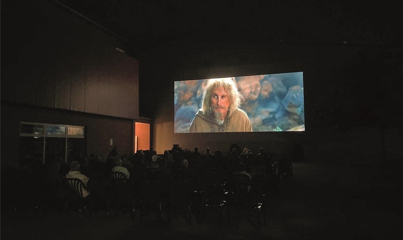 Der neue Film mit Otto Waalkes “Catweazle” wurde im ersten Open-Air-Kino am Samstag gezeigt. Foto: Kino Capitol Walsrode
