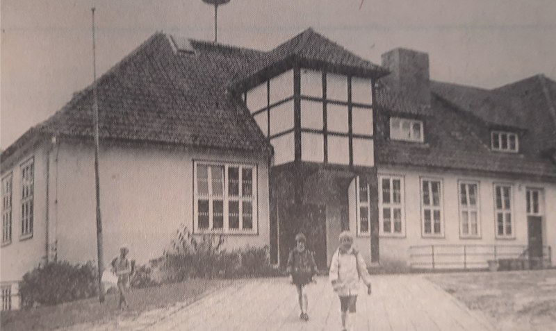 19. Juli 1971: Das erst vor 20 Jahren zu diesem Zweck errichtete Gebäude in Oerbke hat als Schule ausgedient. Fotos: WZ-Archiv