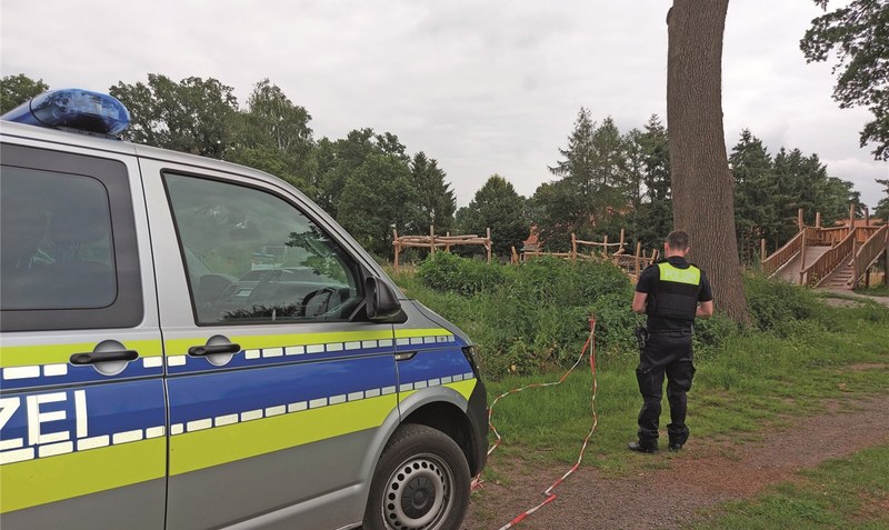 Polizei vor Ort: Sachbeschädigungen und Diebstähle erschweren die Arbeiten am neuen Spielgelände in Buchholz. Foto: SG Schwarmstedt