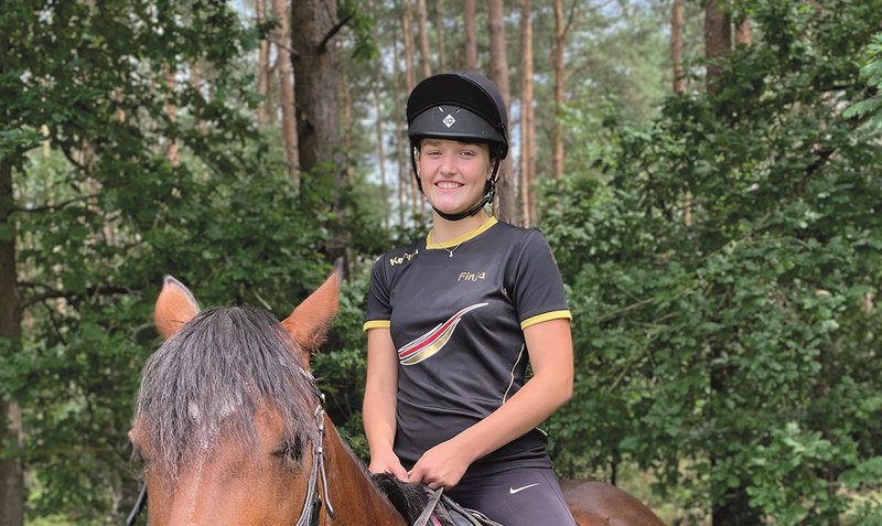 Finja Engelke aus Bad Fallingbostel startet mit ihrem Pony Prinses Victoria bei den Mounted Games Weltmeisterschaften, die Anfang August in Frankreich stattfinden. Foto: privat