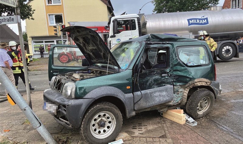 Auf der Fahrerseite gerammt: Der 67-jährige Fahrer des Geländewagens wurde beim Zusammenstoß an der Kreuzung Fritz-Reuter-Straße/Bergstraße schwer verletzt.