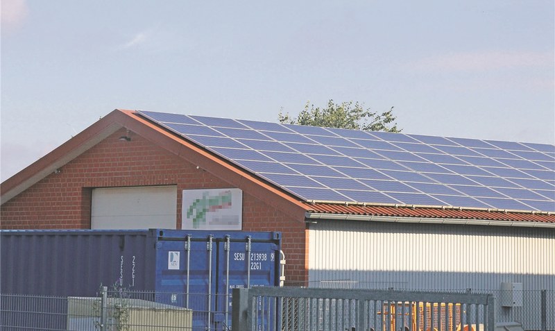 Dachfläche genutzt: Auf diesem Gewerbebetrieb in Walsrode-Honerdingen sind Solarmodule montiert, die dabei helfen, Sonnenkraft in elektrische Energie umzuwandeln. Foto: Eickholt