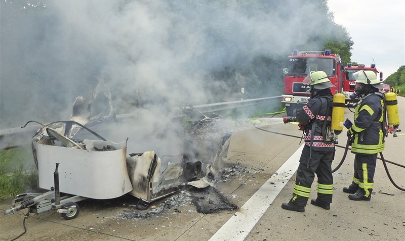 Die Feuerwehrmitglieder löschten die Flammen unter Atemschutz. Fotos: Jens Führer