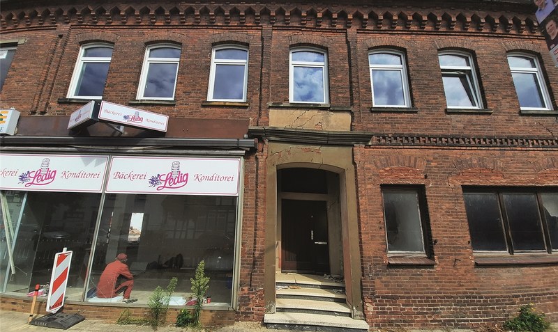 Krumm und schief: Das einst stadtbildprägende Gebäude “Beuss” war schon vor dem Abriss nicht mehr zu retten. Fotos: Meyland