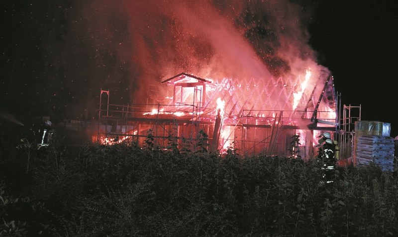 Mitten in der Nacht zu Sonntag brennt der Rohbau lichterloh. Foto: Feuerwehr Marklendorf