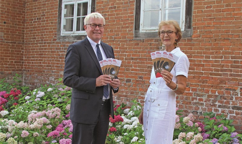 Matthias Schröder und Dr. Gräfin Eva von Westerholt werben für das Konzert. Foto: Kreissparkasse Walsrode