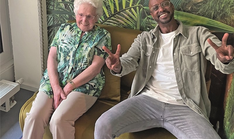 Fast schüchtern und stiller Freude sitzt die 83-Jährige Anni Rosebrock neben “ihrem Star” Yared Dibaba, als sie ihn persönlich in Hamburg trifft. Mittlerweile sind die beiden Plattsnacker brefreundet. Foto: privat