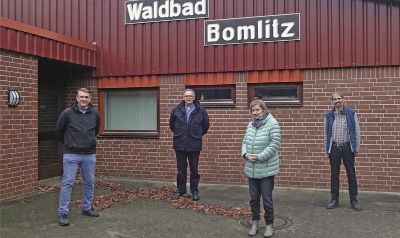 Der Vorstand des Pro Waldbad-Vereins (von links): Alexander Dallmann, Thomas Leijendekker, Jutta Grothe, Thorsten Neubert-Preine. Foto: “Pro Waldbad Bomlitz”