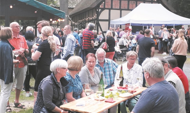 Die Besucher nutzten die Gelegenheit für Gespräche beim Weinfest. Foto: Paschke-Albeshausen