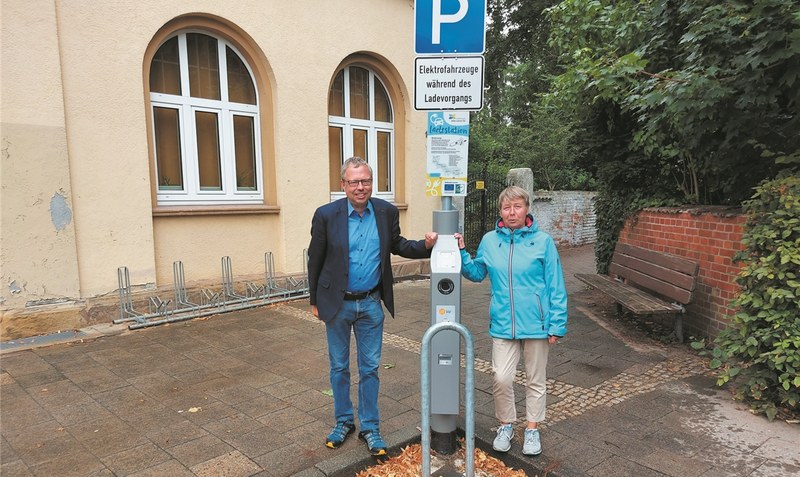 In Schwarmstedt wurde die neue E-Ladesäule durch Bürgermeisterin Claudia Schiesgeries und Samtgemeindebürgermeister Björn Gehrs in Betrieb genommen. Foto: Gehrs