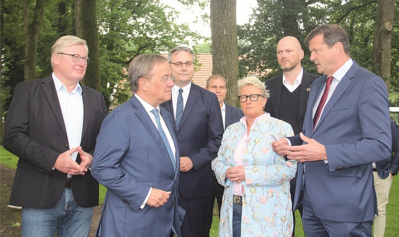 Bundestagskandidat Carsten Büttinghaus (2. von rechts) zusammen mit anderen Wahlkämpfern und dem Kanzlerkandidaten der CDU, Armin Laschet (2. von links). Foto: Rolf Hillmann