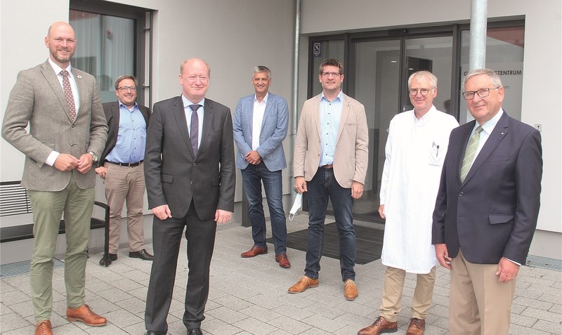 Finanzminister Reinhold Hilbers (Dritter von links) mit seinen Gastgebern vor dem Gesundheitszentrum in Walsrode. Foto: Rolf Hillmann