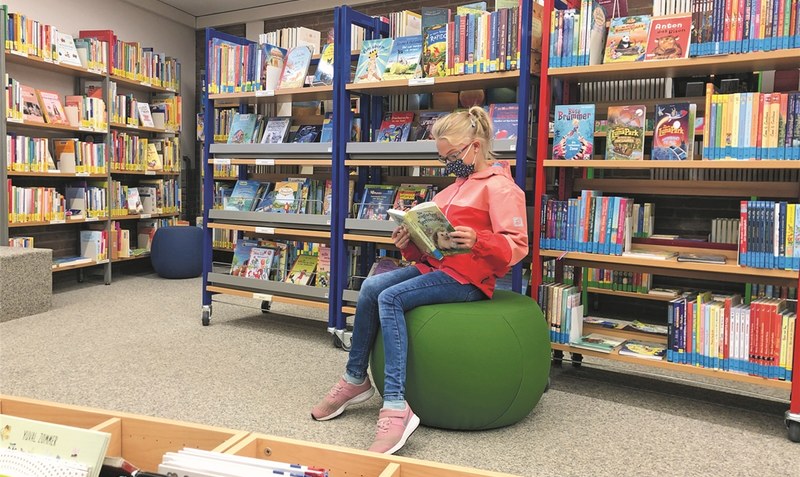 Kommt regelmäßig in die Walsroder Stadtbücherei: Die achtjährige Lisa aus Schneeheide liest besonders gerne “Die magischen Tierfreunde”. Fotos: Muche