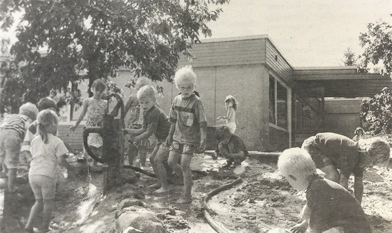 Den Kindern machen die “Maßnahmen” der Kindergartenleitung nichts aus: Sie genießen die viele Zeit im Freien - gerade bei Sonnenschein.. Fotos: WZ-Archiv