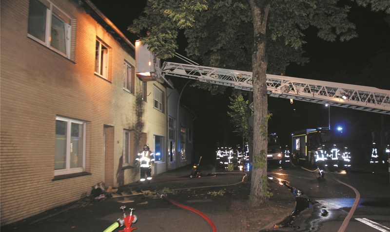 Die Feuerwehr Walsrode war mit 30 Einsatzkräften und sechs Fahrzeugen vor Ort. Durch ihren raschen Einsatz konnten sie einen größeren Schaden verhindern.Fotos: Rolf Hillmann