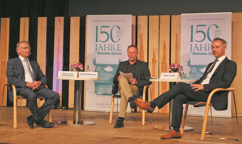 Diskussion der Landratskandidaten in Krelingen: WZ-Redaktionsleiter Rolf Hillmann (Mitte) befragte am Mittwochabend Amtsinhaber Manfred Ostermann und Herausforderer Jens Grote (rechts).