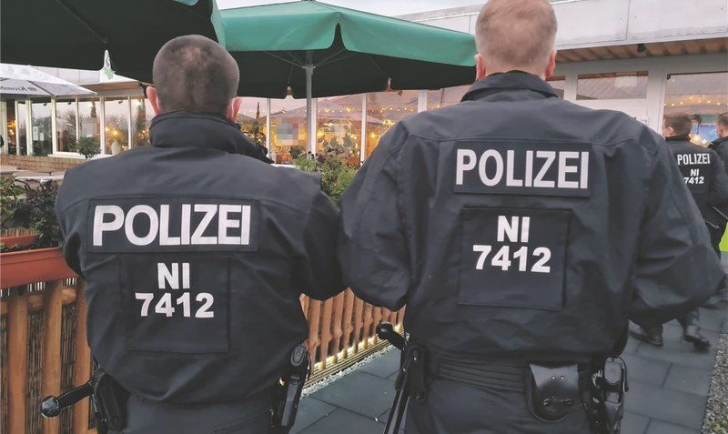 Hier kommt keiner durch: Polizisten sichern die Kontrolle eines gastronomischen Betriebs. Fotos: Eickholt