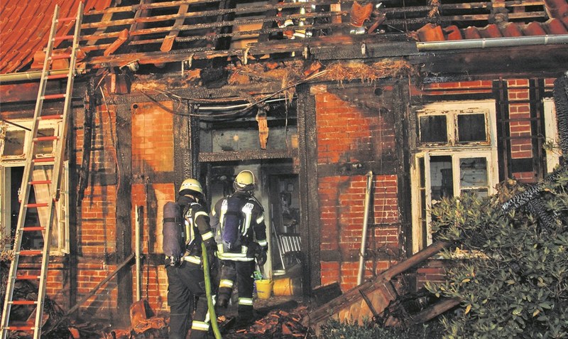 Unbewohnt: Das Vordach des Hauses war aus ungeklärter Ursache in Brand geraten. Fotos: Feuerwehr Dorfmark / Thomas Klamet