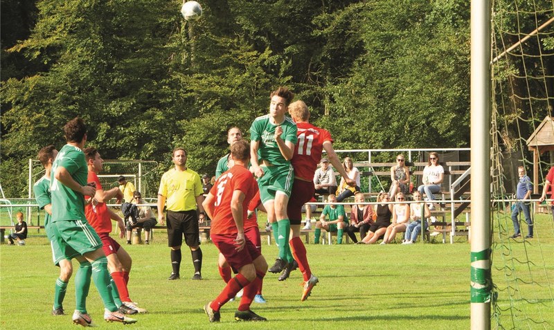 Die SG Allertal behauptete sich im Aller-Leinetal-Derby der Fußball-Kreisliga mit 3:0 gegen Eintracht Leinetal II. Hier setzt sich Lennard Lübben für die Hausherren im Kopfballduell durch. Foto: Ekki Beuth