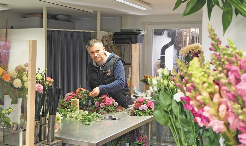 Kehrt in die Einkaufswelt von Walsrode und Umgebung wieder Normalität ein? Markus Krieger, Geschäftsführer des Walsroder Blumengeschäftes “Blumen und Dekoration”. Foto: Muche