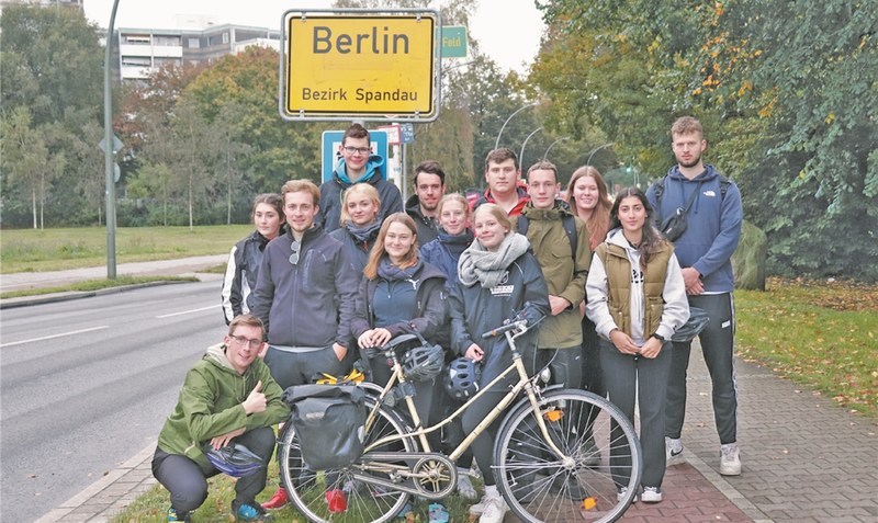 In Berlin angekommen: Nach drei Tagen und mehr als 300 Kilometern erreichen die Kursmitglieder die Hauptstadt - mit plattgesessenen Pos und schmerzenden Handgelenken. Foto: Projektgruppe
