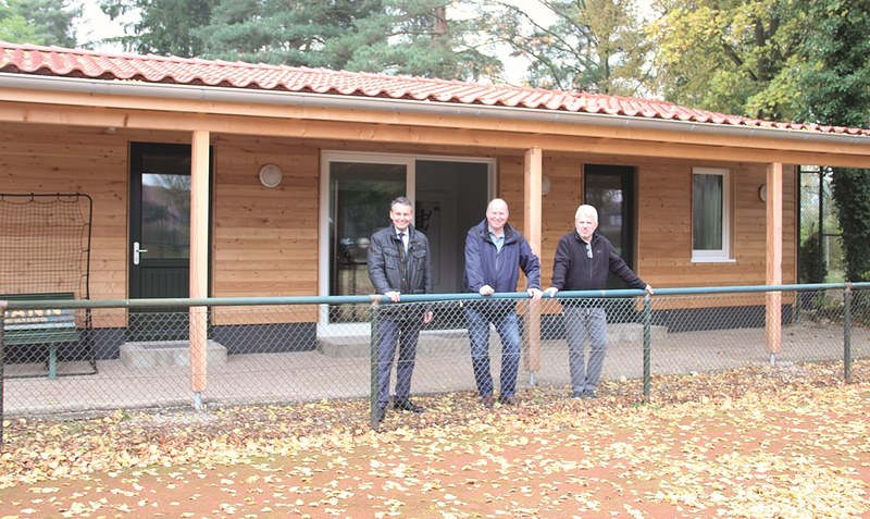 Freude über Fertigstellung: Cort-Brün Voige, Frank Blume und Frank Leverenz (von links) schauten sich am Mittwoch das Multifunktionsgebäude im Rethemer Londy-Park an. Foto: Meyland
