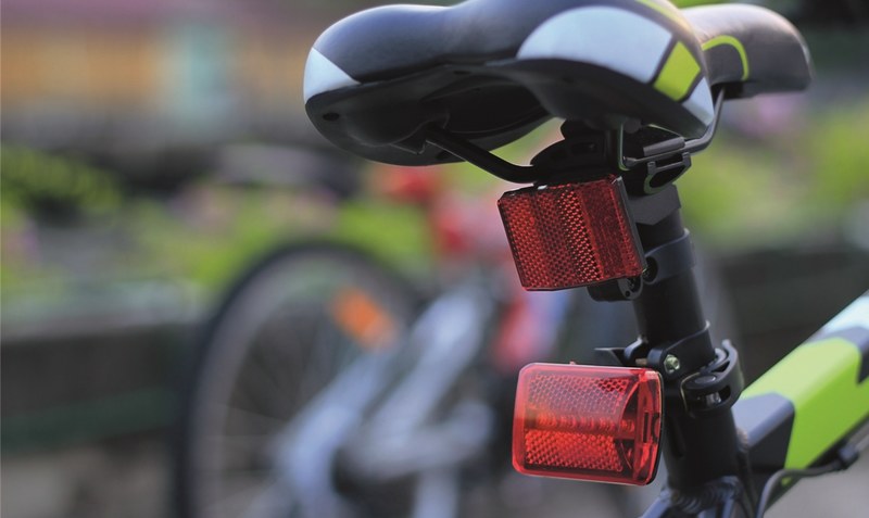 In der “dunklen Jahreszeit” sollten Radler die Beleuchtung am Fahrrad überprüfen und dafür sorgen, dass diese funktioniert. Foto: ipopba - adobe.stock.com