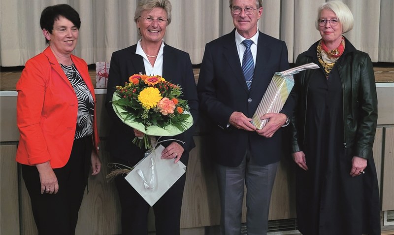 Karin Thorey (an der Seite ihres Ehemannes) war die erste Bürgermeisterin in Bad Fallingbostel. Da lag es nahe, dass ihre Verabschiedung die Ratsfrauen Sabine Jung (rechts) und Karin Fedderke (links) übernahmen. Foto: Brandes