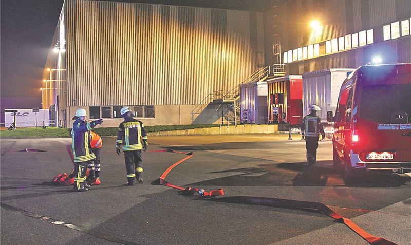 Bei einer unangekündigten Alarmübung auf dem Gelände des Unternehmens Home24 im A27-Park in Benzen trainieren die Feuerwehren den Ernstfall. Foto: Feuerwehr